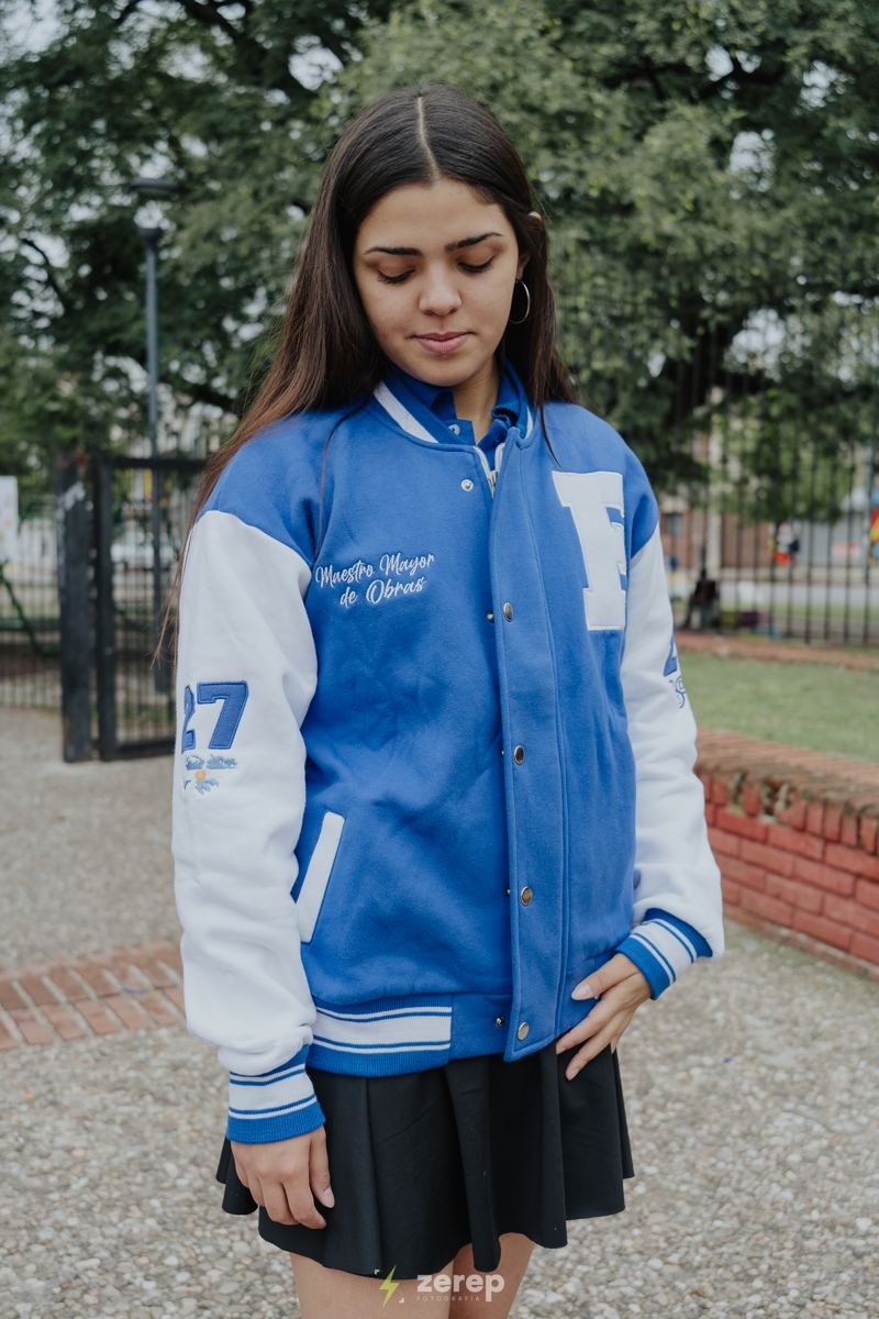 Alumna con campera universitaria azul y blanca
