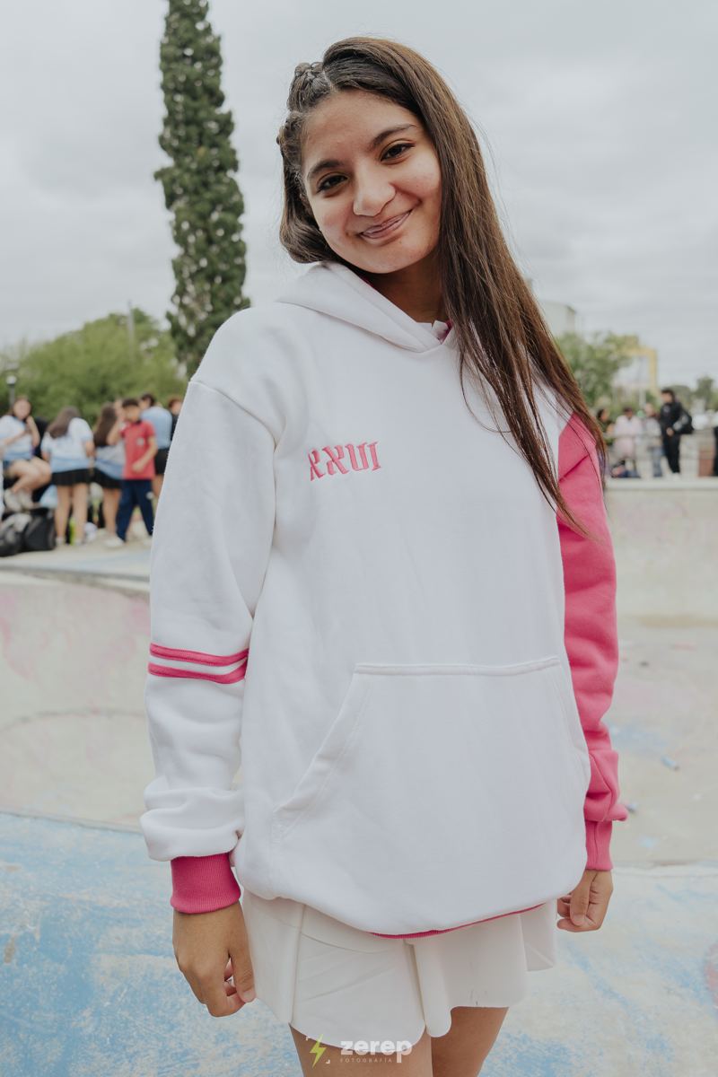 Alumna con buzo blanco y rosa de egresados