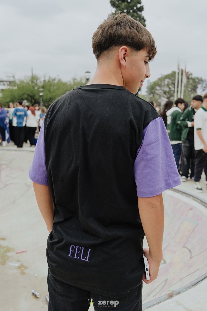 Alumno con remera negra y mangas lila