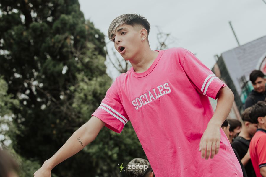 Alumno festejando con remera rosa de Sociales